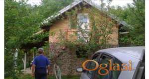 Izdajem na duže  ili prodajem.Odvojeni prizemlje i potkrovlje.