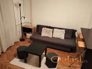 Izdaje se nameštena garsonjera u centru Novog Sada