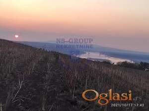 Prodaje se plac u Vikend naselju, udaljen 4 km od centra Krčedina.