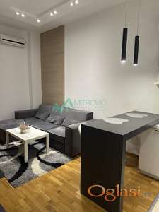 Izdaje se moderan i funkcionalan dvosoban stan na odličnoj lokaciji – Bulevar oslobođenja, Novi Sad. 