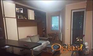 KOMPLETNO NAMEŠTENA GARSONJERA SA PARKINGOM - NOVA DETELINARA