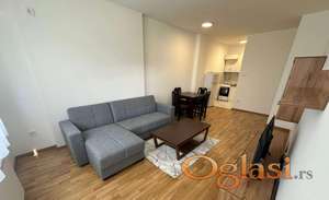 AVIJACIJA IZDAJE SE DVOSOBAN NAMEŠTEN STAN U KOMPLEKSU NS SKVER SA PARKING MESTOM