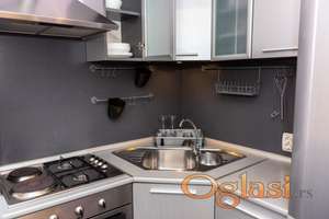 Stan u centru, moderan, lepo opremljen, svetao, dve terase, okrenut ka dvoristu