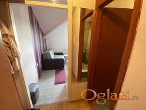 NAMEŠTEN JEDNOIPOSOBAN STAN NA ADAMOVIĆEVOM NASELJU 260 EVRA