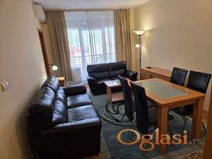 *Kompletno namešten stan u centru, odmah useljiv, kućni ljubimci dozvoljeni*