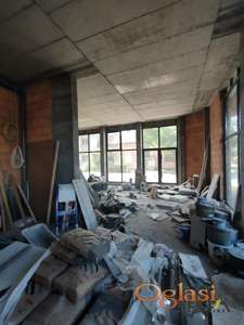 LOKAL OD 110 M2 U SIROVOM STANJU U PRIZEMLJU NOVE ZGRADE NA PODBARI