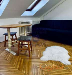 Izdaje se lepo nameštena garsonjera na odličnoj lokaciji – Bulevar u Novom Sadu.