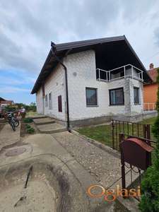 Na prodaju porodična kuća sa velikim placem – odlična prilika za investiciju i porodični život