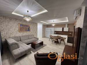 NAMEŠTEN STAN U STROGOM CENTRU SA GARAŽNIM MESTOM I PRIPADAJUĆIM DVORIŠTEM