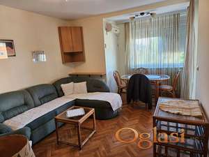 TROSOBAN STAN SA PARKINGOM NA GRBAVICI