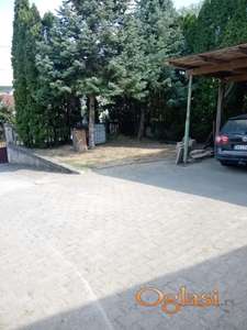 Lokal sa dvorištem.