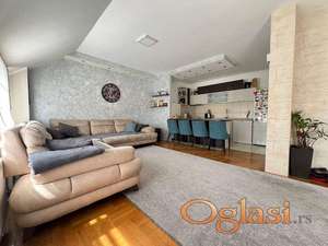 Na prodaju je trosoban stan u novijoj stambenoj zgradi, idealan za miran i porodičan život