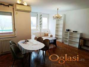 Trosoban namešten stan