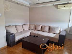 Izdaje se dvosoban namesten stan u Centru