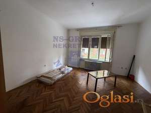 Odličan salonski stan na atraktivnoj lokaciji na keju!