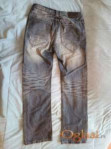 Farmerke tamno-sivo-plave, izbledele i iscepane