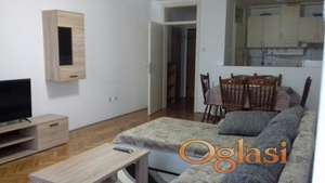 NAMEŠTEN DVOSOBAN STAN NA BULEVARU OSLOBOĐENJA 400 EVRA