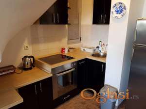 Konforan dvosoban stan , kompletno namešten u strogom centru grada.