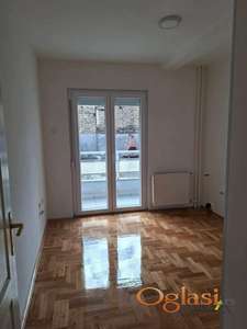  KOMFORAN POLUNAMEŠTEN DVOIPOSOBAN POSLOVNI PROSTOR SA PARKINGOM NA PODBARI