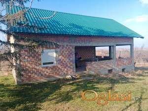 Uknjižena kuća u Sremskim Karlovcima