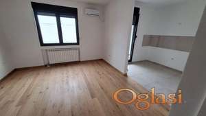 Odličan trosoban stan na Novoj Detelinari!