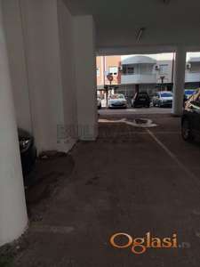 Izdaje se garažno mesto u centru grada, 14m2