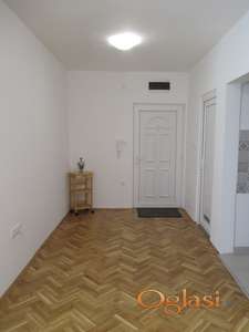 Hadži Ruvimova – 33m² sa kuhinjom I PARKINGOM u dvoristu (1. sprat, lift, centralno grejanje)