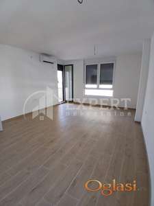 Izdaje se poslovni prostor prostor sa dva parking mesta, 83m2