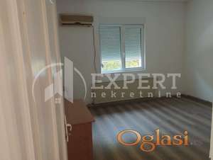 Izdaje se trosoban stan kao poslovni prostor kod Margera, 80m2!