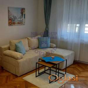 Izdaje se ušuškana garsonjera površine od 25m2 na Novoj Detelinari.