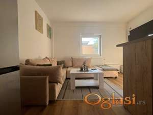 Odlicna uknjizena opremljena garsonjera