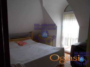 Kuća se nalazi u mirnoj ulici, okružena zelenilom.