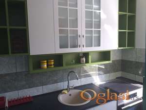 Moderno namešten stan na odličnoj lokaciji