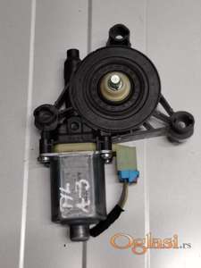 Audi a3 v8 motor podizača stakla prednji levi 2012-2020  Originalni delovi  Moguca ugradnja delova  Alfa Romeo 147-156-166-159-GT-MiTo-Giulietta Fiat bravo 2 - croma -grande punto -multipla 2 -punto 3 -stilo-idea Freemont Panda 3 500L 500 Lancia ypsilon-delta-musa-lybra Volkswagen Golf 6  Audi a3 2012-2020  Ukoliko zelite da porucite Posaljite poruku preko sms poruke ili pozovite na telefon 0616115961