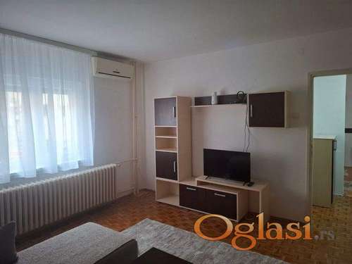 Jednoiposoban odličan stan, Sajam