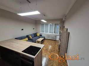 Kompletno renovirana i nameštena garsonjera, Centar