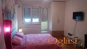 LEPO NAMEŠTENA GARSONJERA U CENTRU