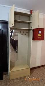 Prodaje se ocuvan plakar za predsoblje