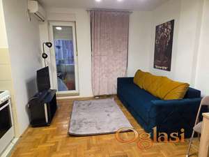 Kompletno renovirana garsonjera na atraktivnoj lokaciji