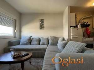 Vlasnik izdaje nameštenu garsonjeru, 30 kvm, na III spratu od III (nije potkrovlje) na duži period