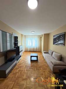 KOMFORAN, OPREMLJEN DVOSOBAN STAN NA BULEVARU EVROPE