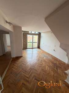 CENTAR 85M2+TAVANSKI PROSTOR 3,5SOB UKNJIŽEN