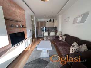 LUX STAN U PUPINOVOJ PALATI SA PARKING MESTOM!