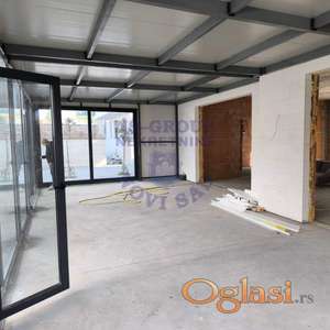 Izdaje se veoma lep lokal na Bulevaru patrijarha Pavla.