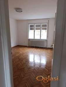 Odmah useljiv, potpuno renoviran trosobni stan u centru pogodan za poslovni prostor