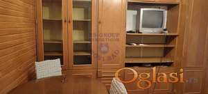 Izdaje se kompletno namešten dvoiposoban stan na Staroj Detelinari