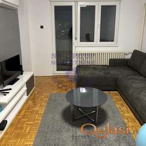 Izdaje se dvosoban stan površine 53 m² na Avijatičarskom naselju, dvorišno orijentisan, što obezbeđuje mir, tišinu i prijatan boravak.