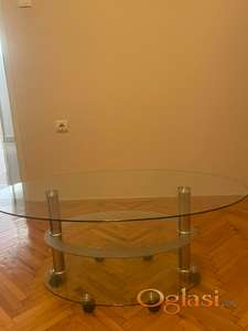 Ovalni stakleni sto