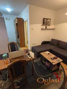 KOD DETELINARSKE PIJACE NOV NAMESTEN SA PARKINGOM 270E