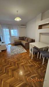 Kompletno renoviran i namešten dvosoban stan na atraktivnoj lokaciji